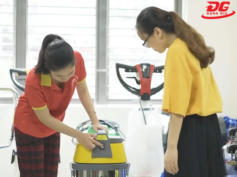 nhan-vien-dang-gia-tu-van-cho-khach-hang