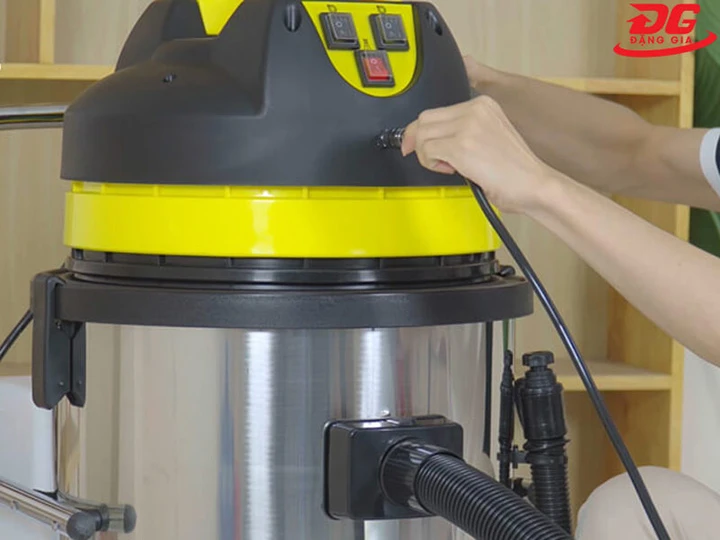 Kết nối dây phun hóa chất với đầu hút thảm