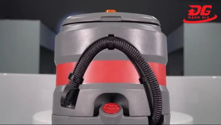 Ống xả nước thải phía sau máy