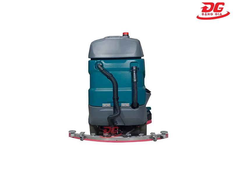 Phía sau của máy chà sàn liên hợp ngồi lái Kumisai KMS D9H