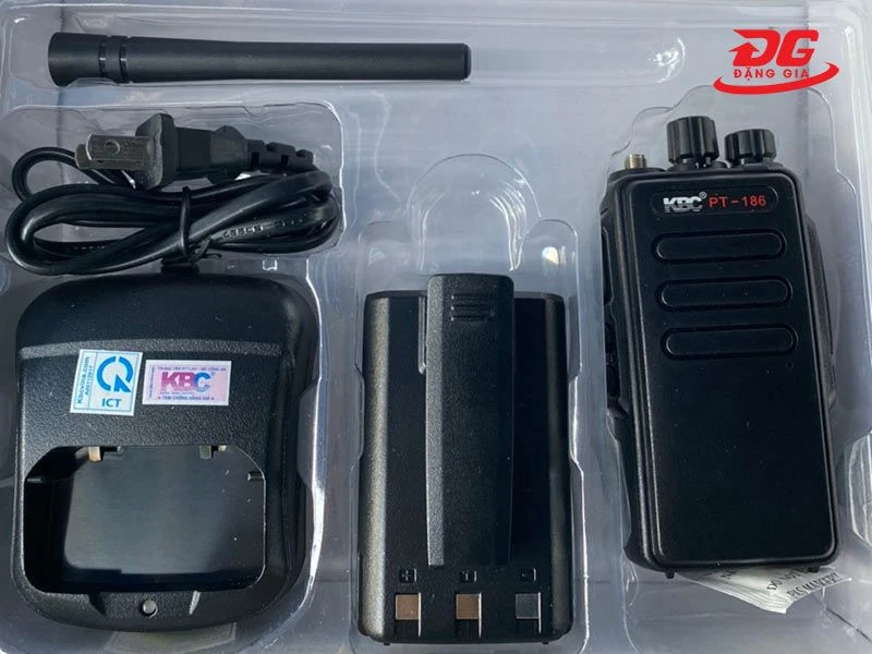 Bộ đàm KBC PT 186 và các phụ kiện của máy