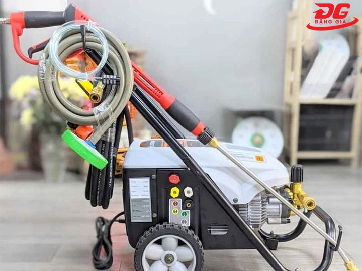 Phụ kiện đi kèm theo máy xịt rửa xe Lutian LT-16MD