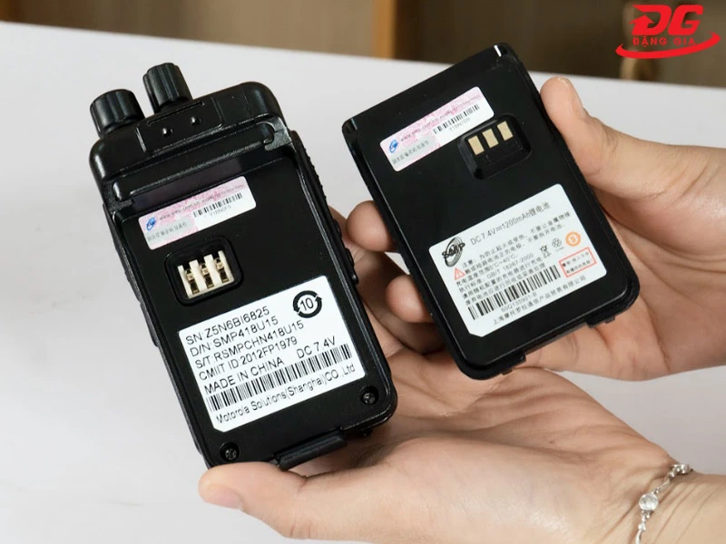 Pin Li-on chất lượng cao, dễ tháo lắp