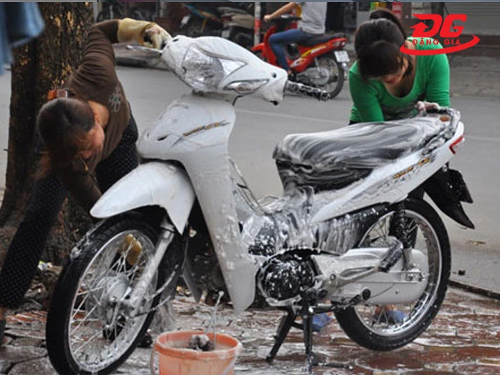 tiệm rửa xe năm hoà