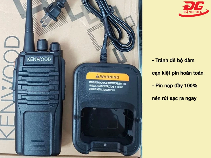 Không nên để bộ đàm cạn kiệt pin hoàn toàn mới mang đi sạc