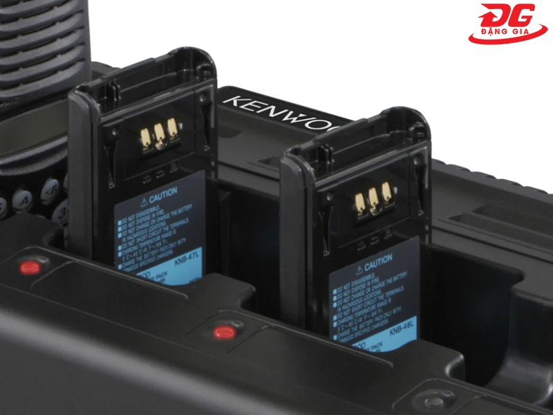 Sạc đầy pin máy bộ đàm Kenwood TK 3588 trước khi dùng