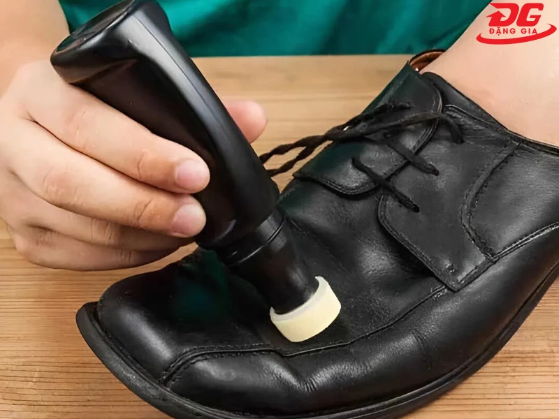 Sử dụng đầu cọ trên nắp chai xi và đánh bóng giày