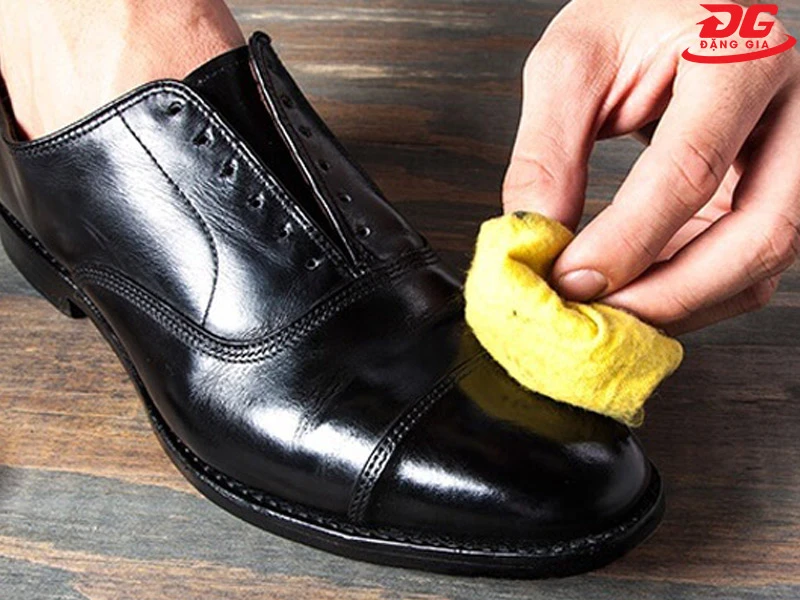 Sử dụng khăn mềm để lau sạch sơ bộ bụi bẩn trên giày