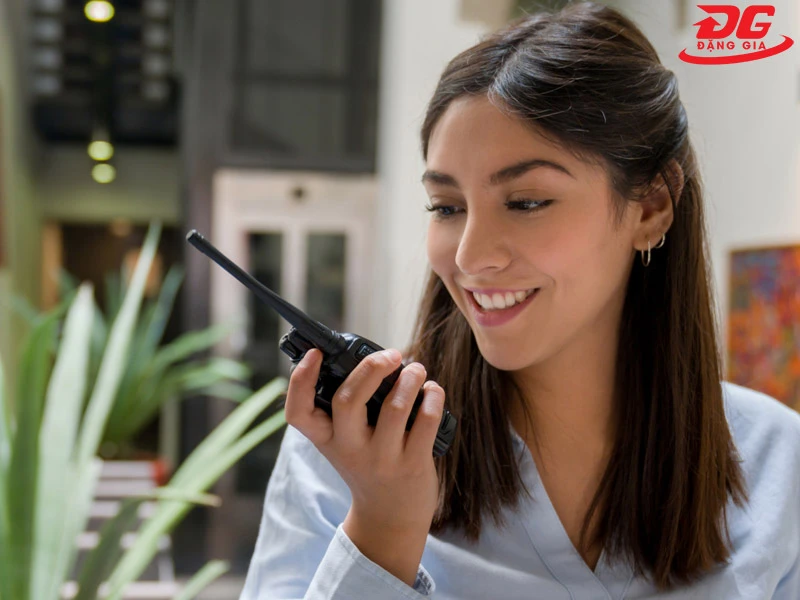 Nhấn và giữ nút PTT khi đàm thoại