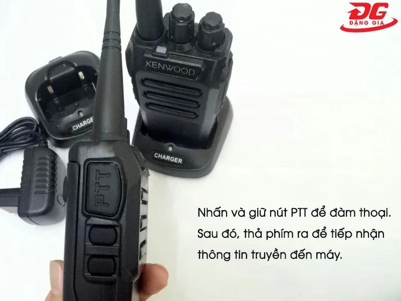 Nhấn và giữ nút PTT để đàm thoại