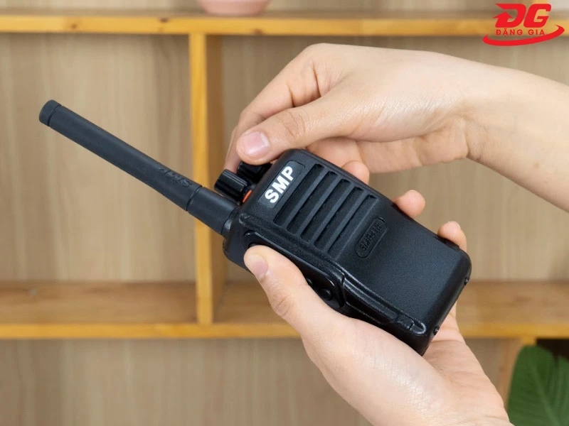 Khởi động máy bộ đàm Motorola SMP-418