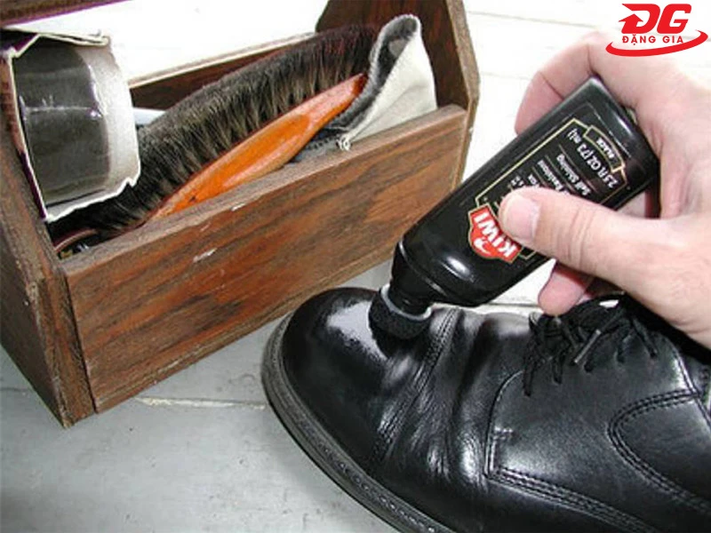 Cách sử dụng xi nước đánh giày đen Kiwi