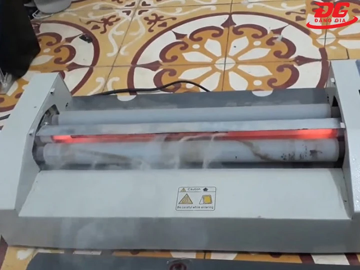 Máy ép plastic bốc khói