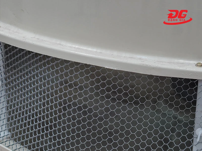 Lưới xám chống bắn nước được lắp bao quanh đế bồn