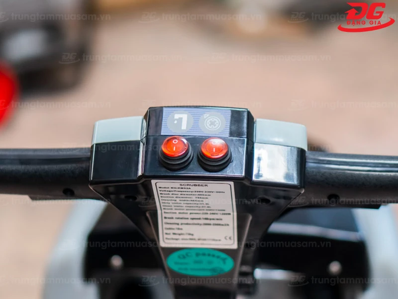 Nút bấm chức năng trên tay cầm giúp người dùng thao tác dễ dàng