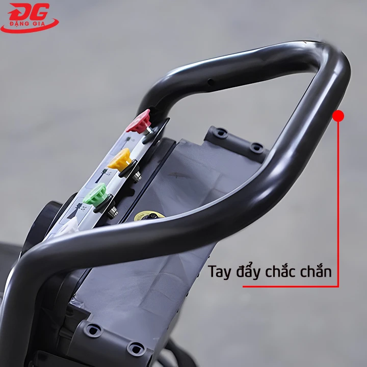 Phần tay đẩy chắc chắn của máy rửa xe Kumisai 2200PSI