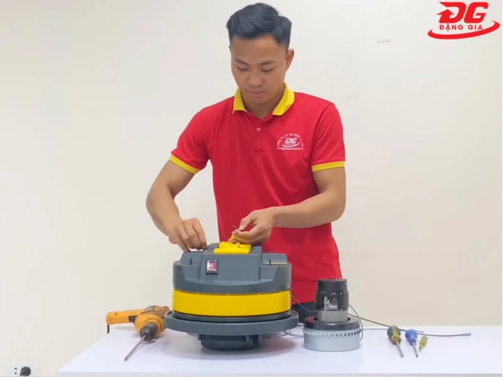 tháo ốc máy hút bụi