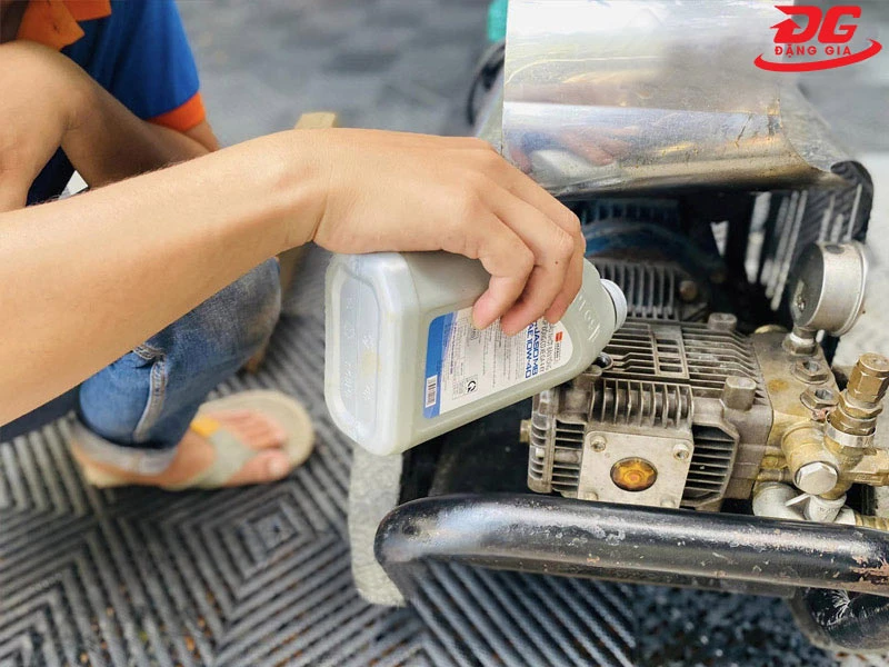 Thay dầu cho đầu máy rửa xe