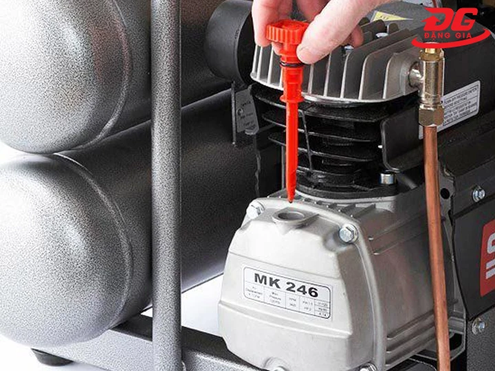 Thay nhớt máy nén khí mini