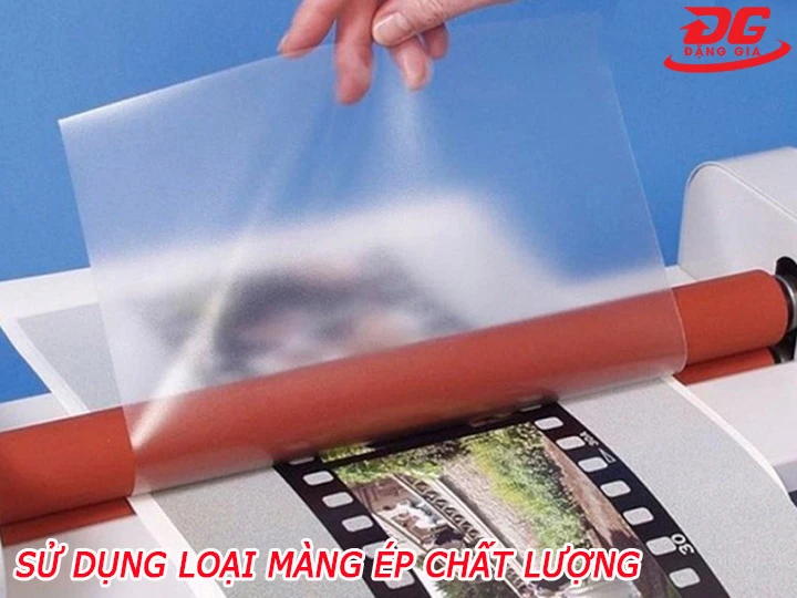 Ép plastic có các đốm trắng