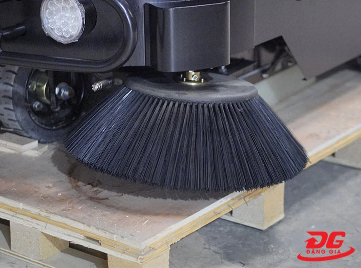 thay mới chổi quét rác