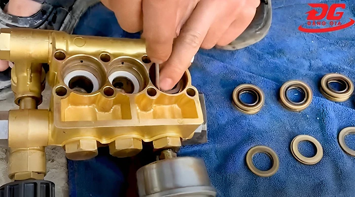 Thay phớt máy rửa xe đúng để đảm bảo thiết bị hoạt động hiệu quả