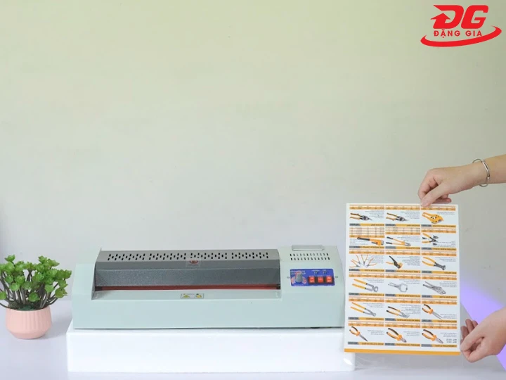 máy ép plastic YT 320 nhỏ gọn, linh hoạt