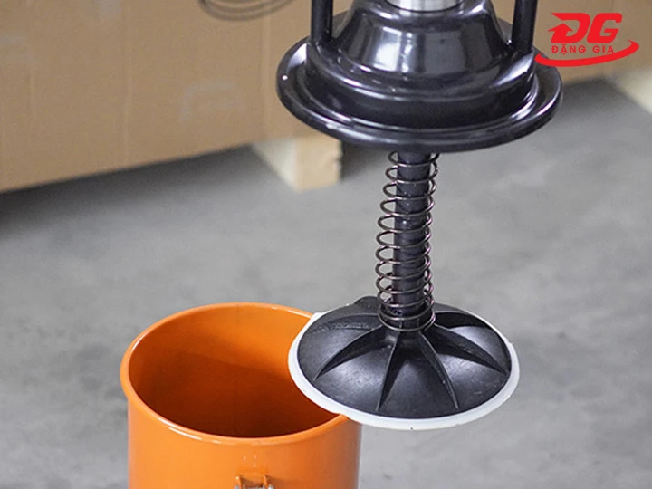 máy bơm mỡ Kumisai KMS-12S thiết kế gọn nhẹ