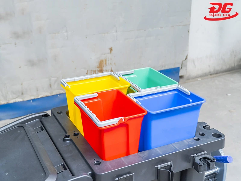 thung-chua-phia-tren-xe-day-don-ve-sinh-kumisai-kms-af08190h