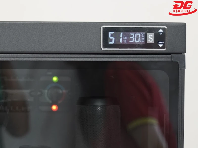 Màn hình LCD hiển thị thông số và nút cài đặt độ ẩm bên ngoài tủ