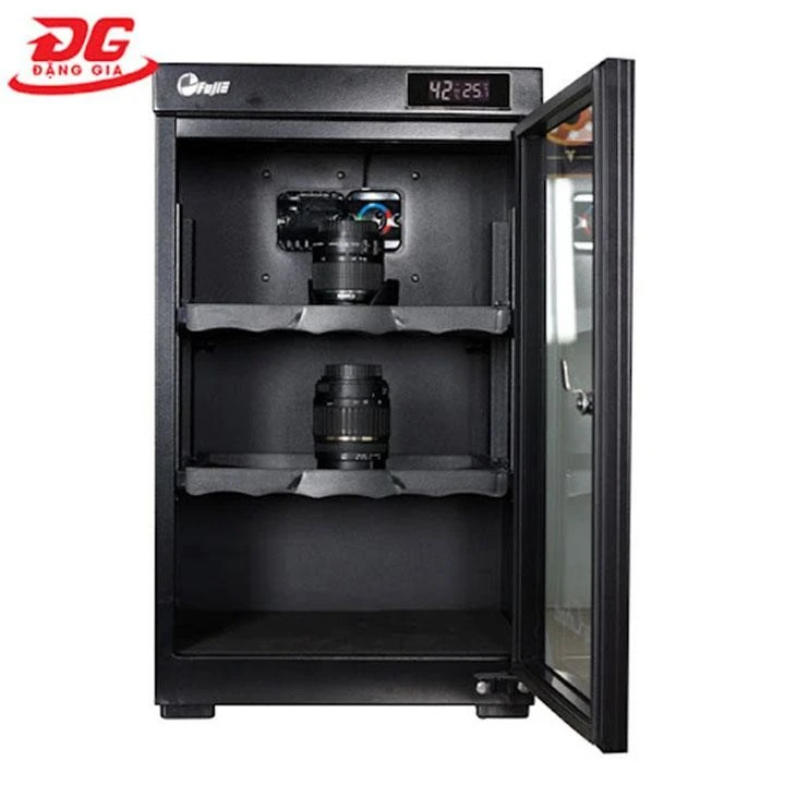 Tủ được thiết kế với 3 ngăn, có thể bảo quản rất nhiều đồ vật