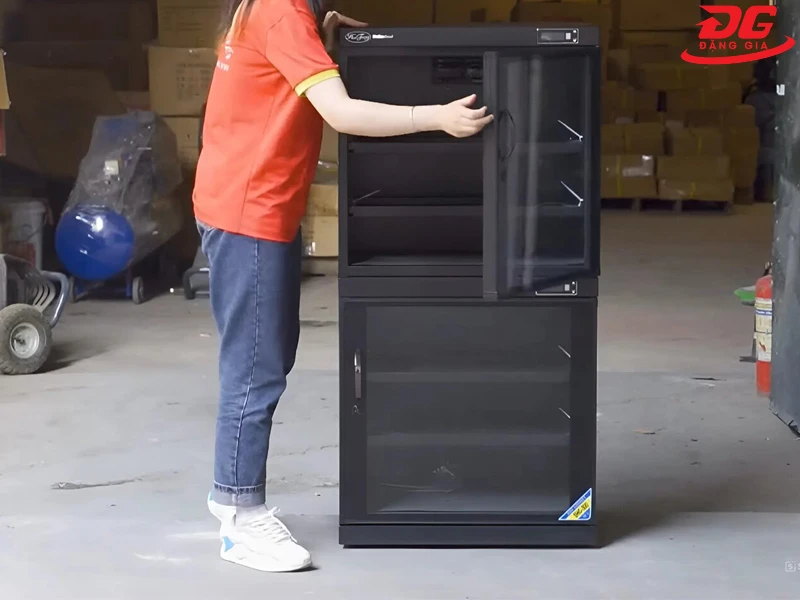 Tủ được chia thành 2 khoang riêng biệt, mỗi khoang có 3 ngăn đựng đồ