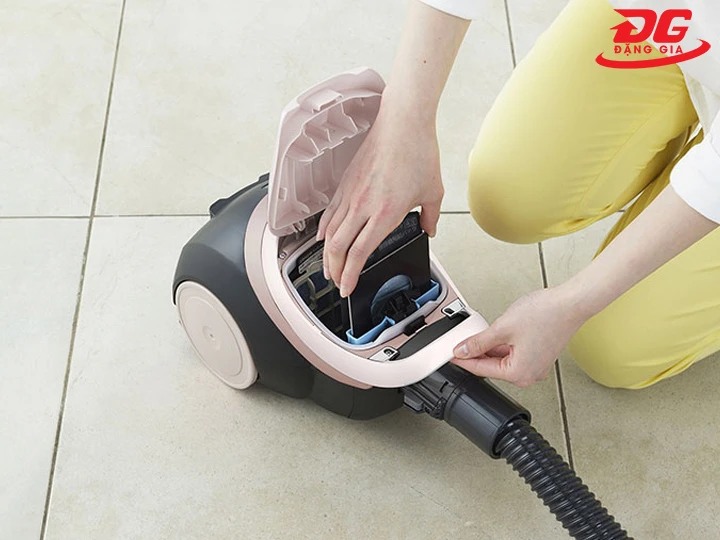 Vệ sinh máy hút bụi Mitsubishi