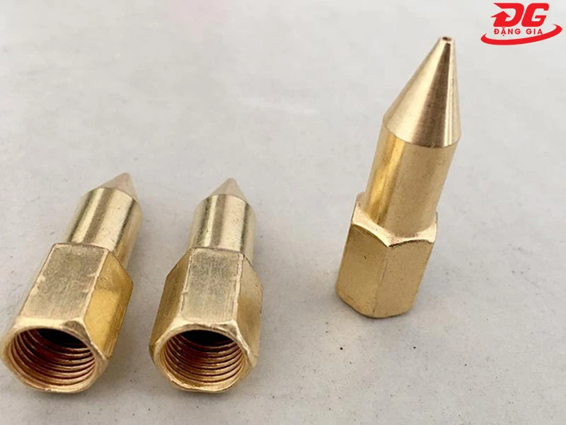 Vú bơm mỡ đầu nhọn