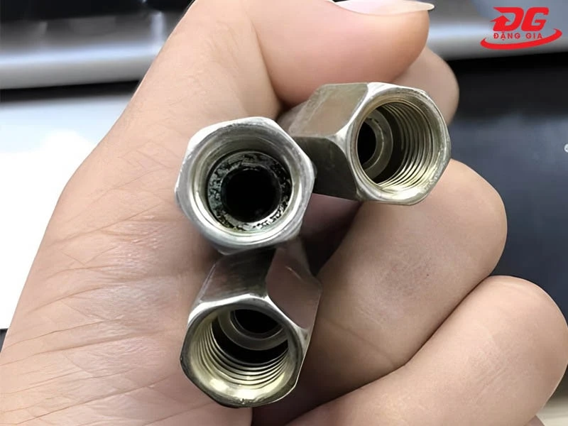 Vú bơm mỡ đầu nhọn có ren