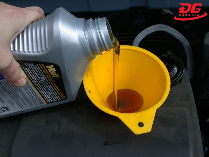 Tra thêm nhớt mới