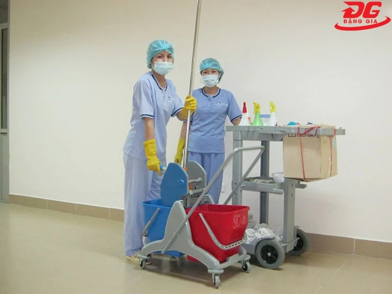 Xe dọn vệ sinh sử dụng trong bệnh viện