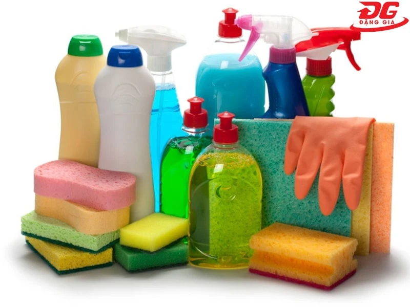 Chuẩn bị đầy đủ các loại hoá chất cần thiết khi sử dụng xe đẩy vệ sinh