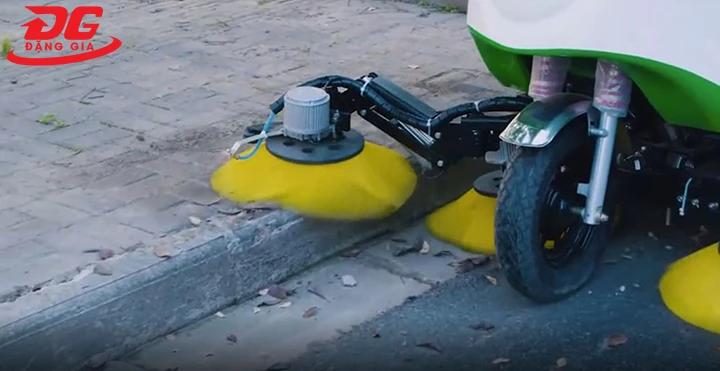 xe quét rác ngồi lái Kumisai KMS 120