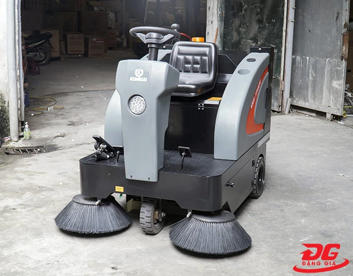 Xe quét rác ngồi lái Kumisai KMS-1350E
