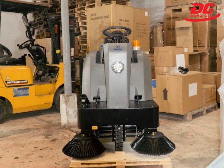 Xe quét rác ngồi lái Kumisai KMS-S4 sử dụng trong nhà xưởng