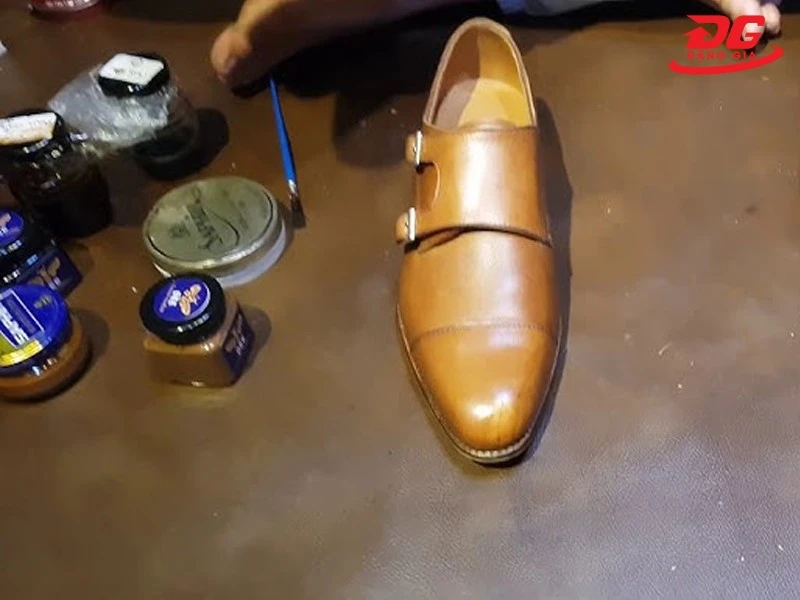 Xi giày màu vàng bò giúp phục hồi độ bóng bẩy tự nhiên