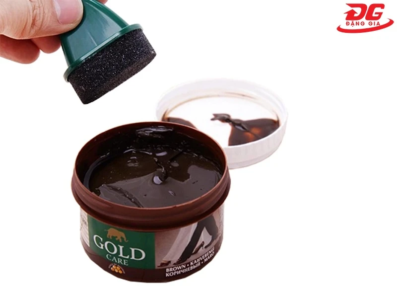 Goldcare có kết cấu dạng kem đặc, giúp làm mờ vết trầy xước