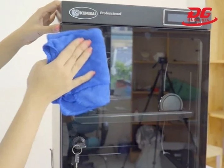 Vệ sinh tủ chống ẩm bằng khăn mềm