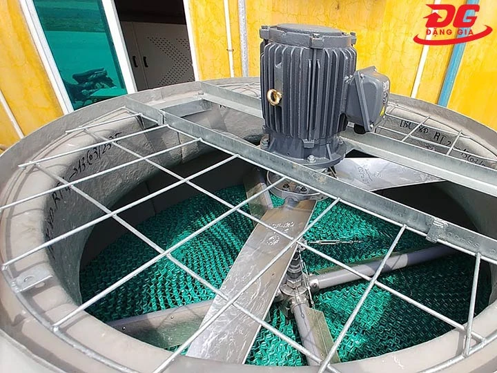 lắp quạt và motor vào tháp giải nhiệt