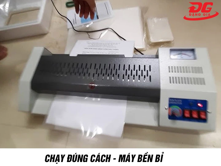 Chạy máy ép plastic