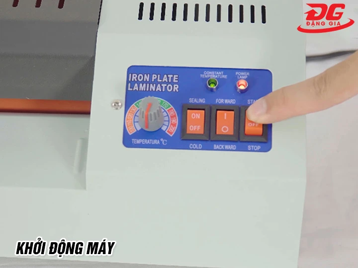 Khởi động máy ép plastic 