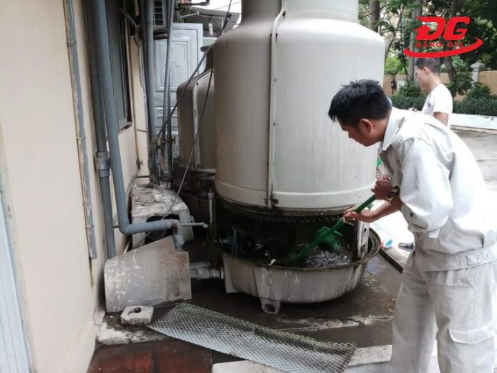 Vệ sinh bồn chứa nước của tháp giải nhiệt
