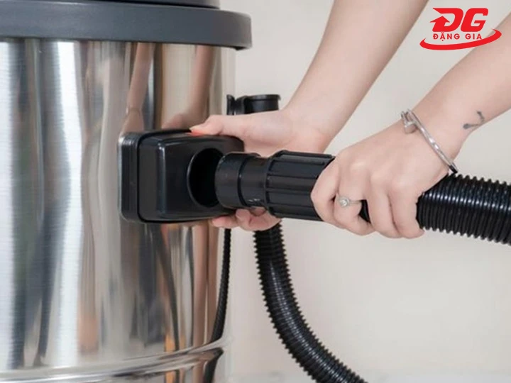 Lắp ráp phụ kiện máy hút bụi