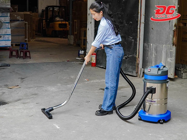 dễ thao tác khi dùng máy hút bụi